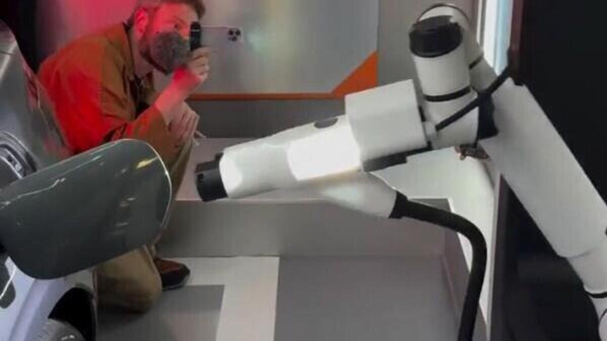 Una ricarica da 007: ecco il video della Zeekr che si rifornisce da sola [VIDEO]