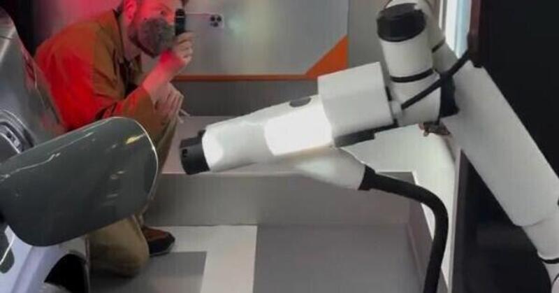 Una ricarica da 007: ecco il video della Zeekr che si rifornisce da sola [VIDEO]