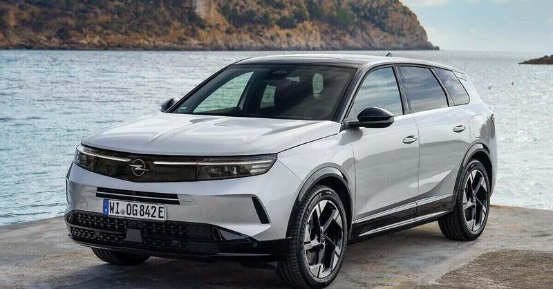 Opel Grandland 2025, ibrida plug-in da 87 km a emissioni zero