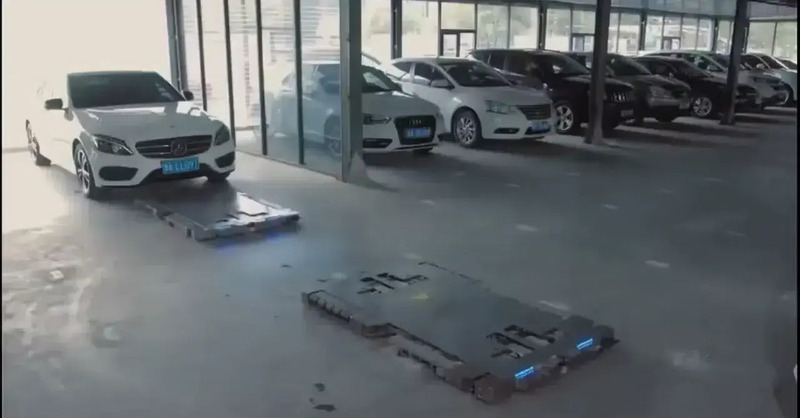 Il parcheggiatore - robot in Cina sposta le auto da solo