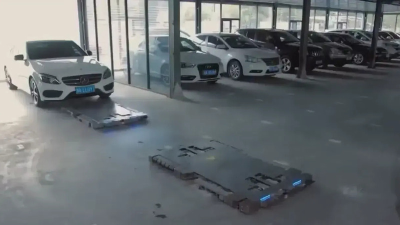 Il parcheggiatore - robot in Cina sposta le auto da solo