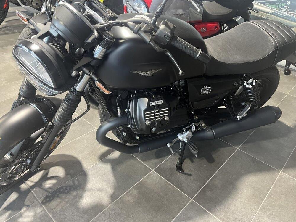 Moto Guzzi V7 Stone (2025) (3)