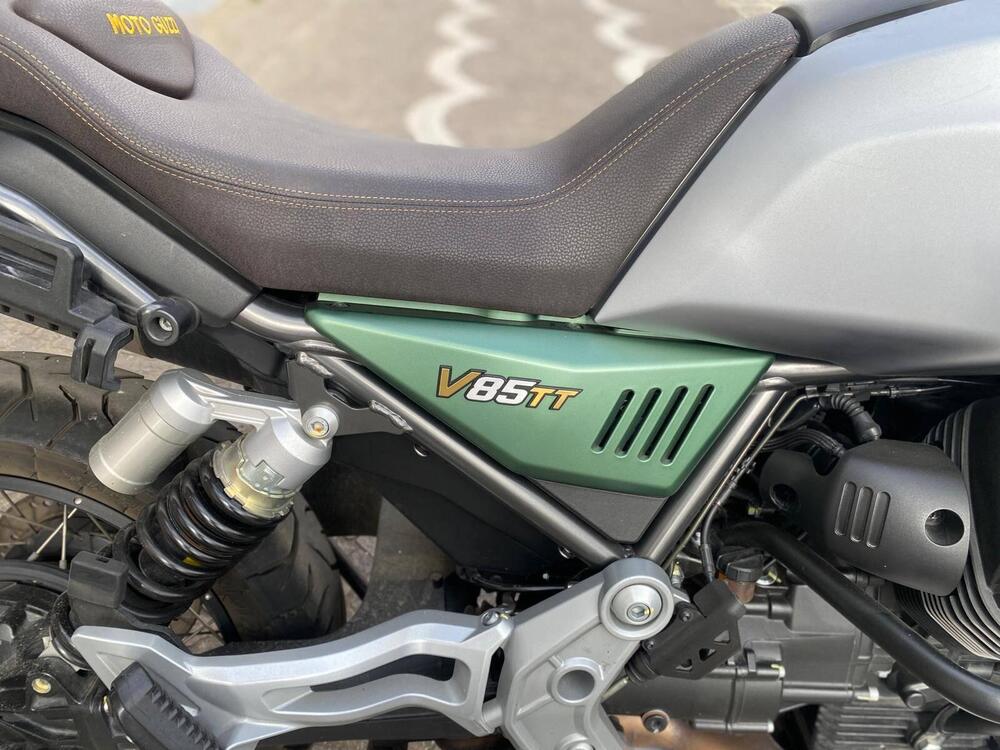 Moto Guzzi V85 TT Centenario (2021 - 22) (6)