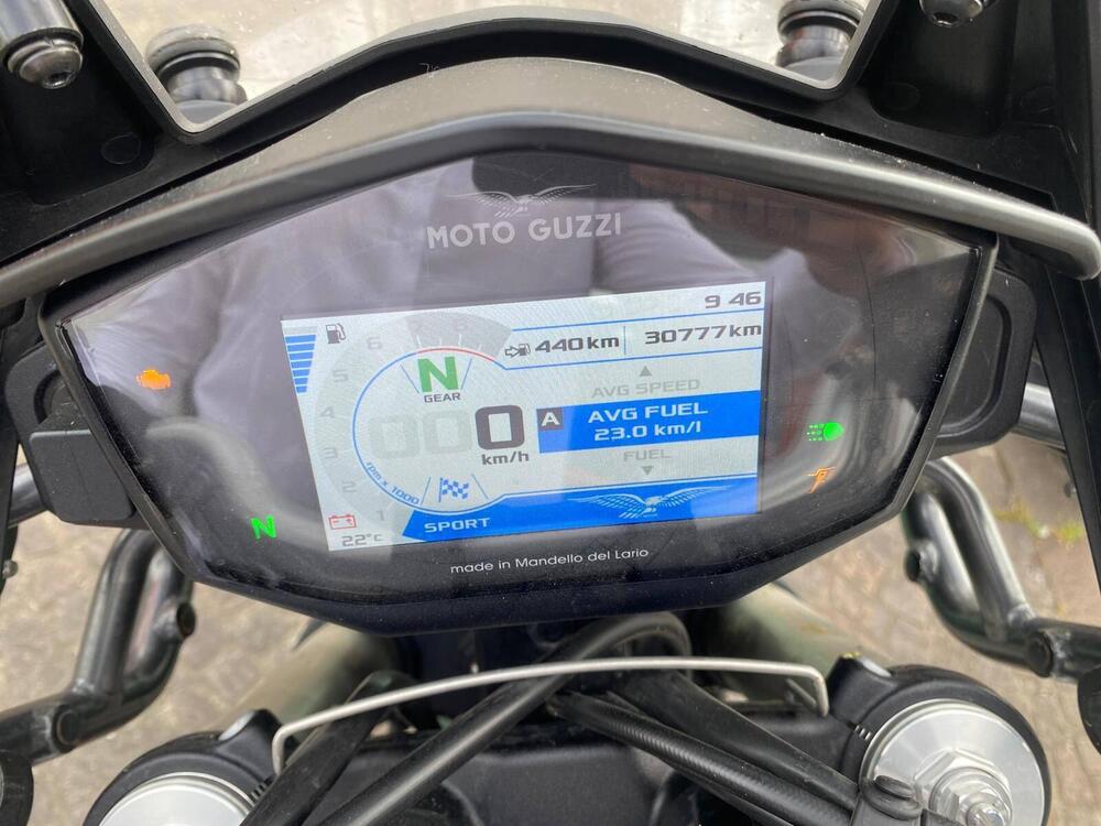 Moto Guzzi V85 TT Centenario (2021 - 22) (3)