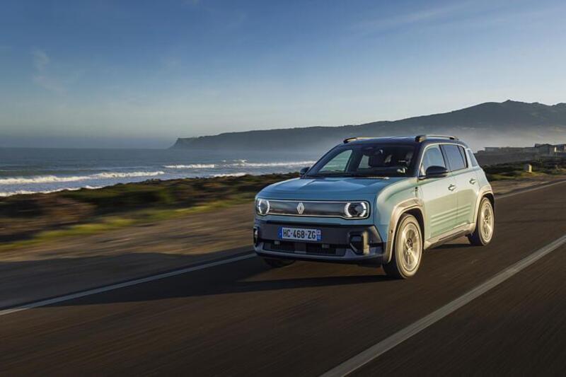 La Renault 4 ha 122 CV e una batteria da 52 kWh