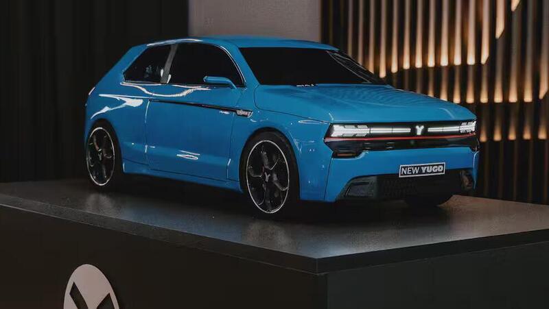Yugo ritorna: entro il 2027 una nuova citycar a due porte. Presentato il primo modello in scala a Monaco
