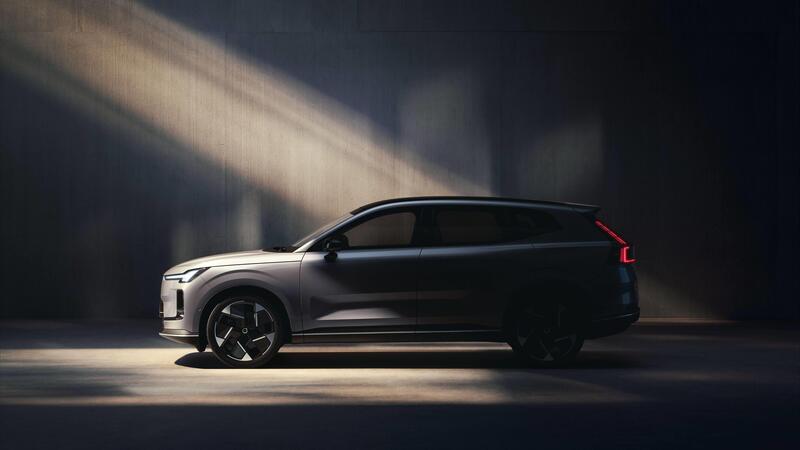 Volvo: dietrofront sull&#039;elettrico, il ritorno della XC70 ibrida plug-in