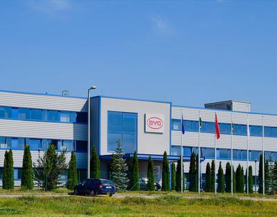 BYD cambia strategia in Europa: gli stabilimenti produrranno sia elettriche sia ibride plug-in