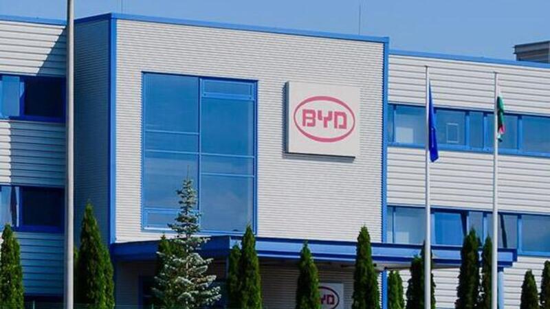 BYD cambia strategia in Europa: gli stabilimenti produrranno sia elettriche sia ibride plug-in
