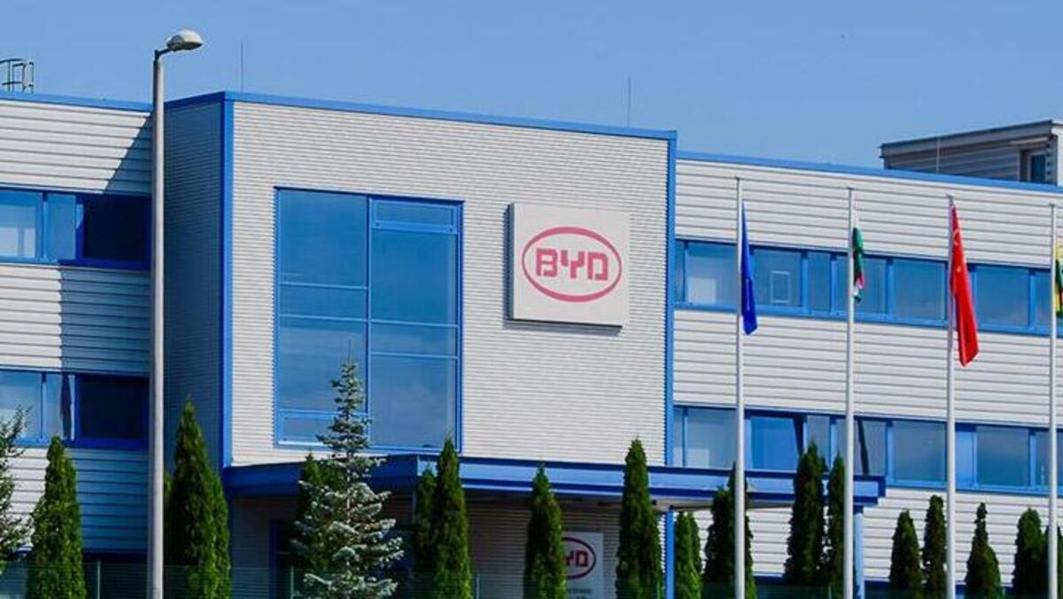 BYD cambia strategia in Europa: gli stabilimenti produrranno sia elettriche sia ibride plug-in