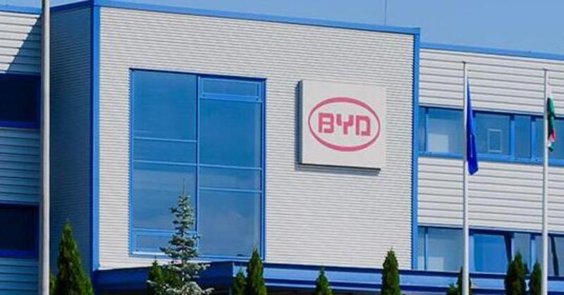 BYD cambia strategia in Europa: gli stabilimenti produrranno sia elettriche sia ibride plug-in