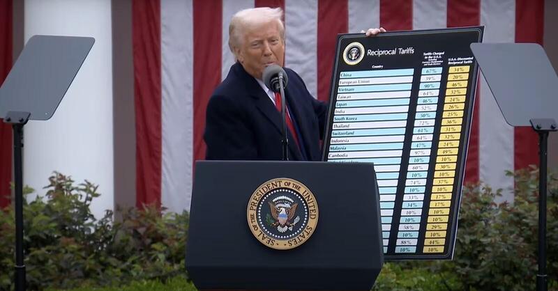 Trump riaccende la guerra commerciale: dazi al 25% sulle auto importate e nuovo accordo con il Regno Unito