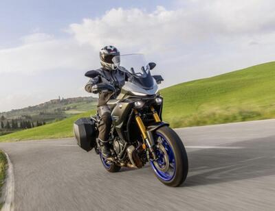 Yamaha Tracer 7 e Tracer 7 GT 2025: caratteristiche tecniche e prezzo delle MY 2025