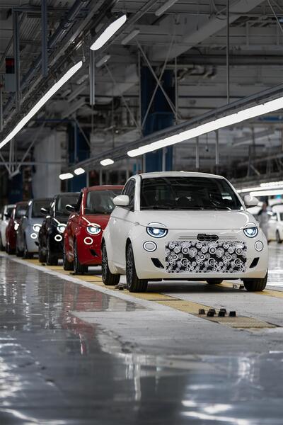 Fiat 500 Ibrida: i primi esemplari a Mirafiori prendono forma [VIDEO]