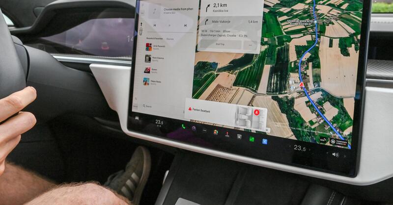 Google Maps si rif&agrave; il look su Android Auto e CarPlay: ora puoi scegliere l&rsquo;auto che ti rappresenta