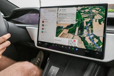 Google Maps si rif&agrave; il look su Android Auto e CarPlay: ora puoi scegliere l&rsquo;auto che ti rappresenta