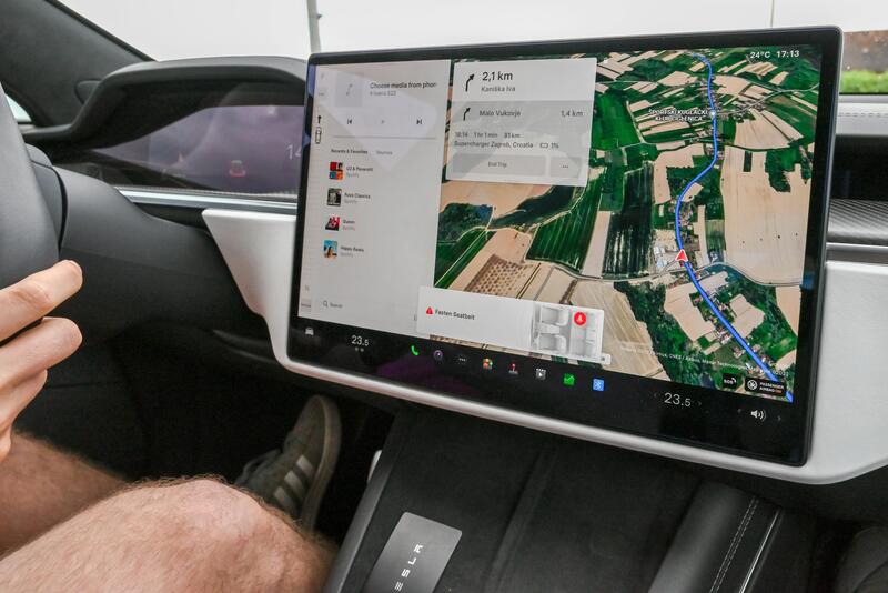 Google Maps si rif&agrave; il look su Android Auto e CarPlay: ora puoi scegliere l&rsquo;auto che ti rappresenta