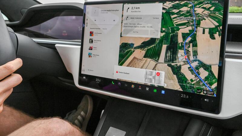 Google Maps si rif&agrave; il look su Android Auto e CarPlay: ora puoi scegliere l&rsquo;auto che ti rappresenta