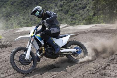 Husqvarna a Ridin&rsquo; Smoke 2025: la festa dedicata ai 2 tempi!