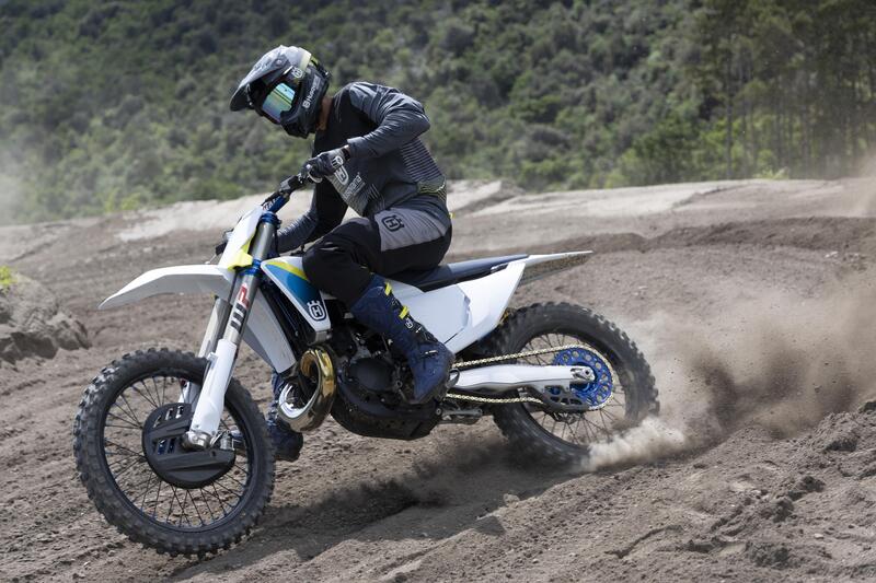 Husqvarna a Ridin&rsquo; Smoke 2025: la festa dedicata ai 2 tempi!