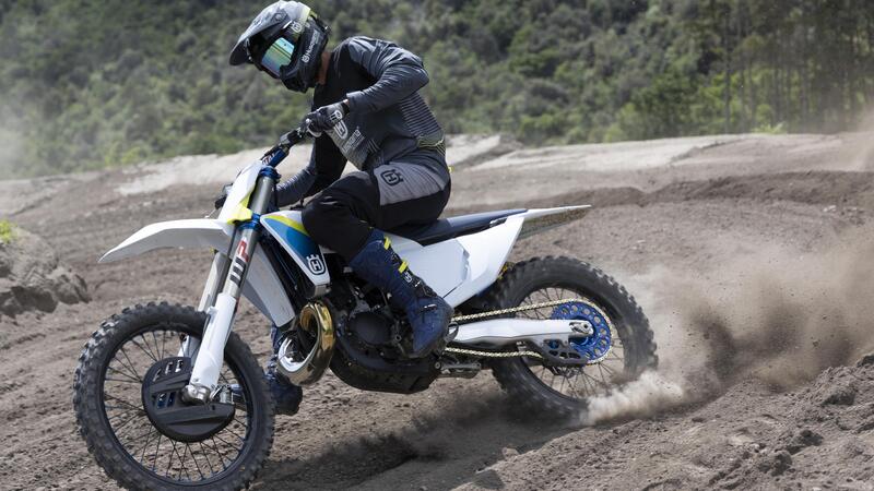 Husqvarna a Ridin&rsquo; Smoke 2025: la festa dedicata ai 2 tempi!