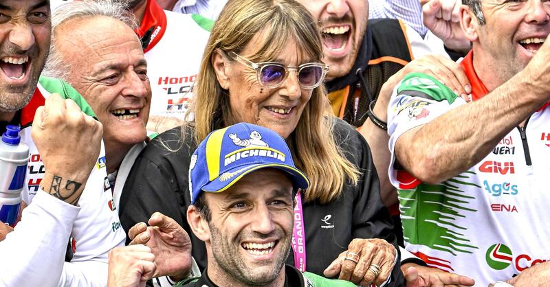 MotoGP 2025. GP di Francia. I retroscena della vittoria di Johann Zarco: il sorriso senza un dente del babbo, la mamma non l&#039;aveva mai visto correre in 17 anni! [VIDEO]