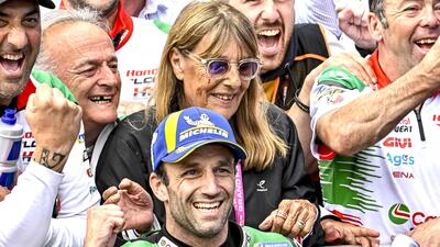 MotoGP 2025. GP di Francia. I retroscena della vittoria di Johann Zarco: il sorriso senza un dente del babbo, la mamma non l'aveva mai visto correre in 17 anni! [VIDEO]