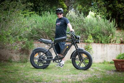Costa meno di un cellulare, ma sfida la legge! Il TEST della e-bike economica che piace ai riders