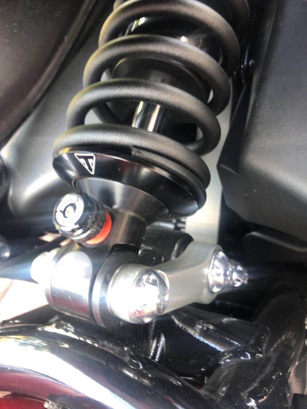 Triumph Bonneville Bobber 1200 Gold Line Edition (2022) (6)