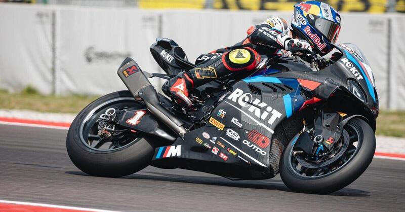 SBK 2025. GP della Repubblica Ceca. Toprak Razgatlioglu primo nelle FP1. Highside per Nicol&ograve; Bulega, Andrea Iannone e altri piloti