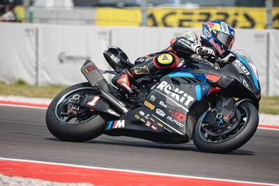 SBK 2025. GP della Repubblica Ceca. Toprak Razgatlioglu primo nelle FP1. Highside per Nicol&ograve; Bulega, Andrea Iannone e altri piloti