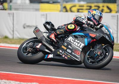 SBK 2025. GP della Repubblica Ceca. Toprak Razgatlioglu primo nelle FP1. Highside per Nicolò Bulega, Andrea Iannone e altri piloti