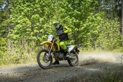 Suzuki DR-Z 4S: La Leggenda Rinasce, Pronta a Conquistare Ogni Terreno! [VIDEO &amp; GALLERY]