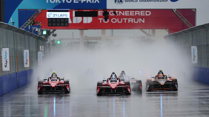 Formula E. Stoffel Vandoorne vince con Maserati l&#039;E-Prix di Tokyo 2025: pioggia regina in Gara 1 