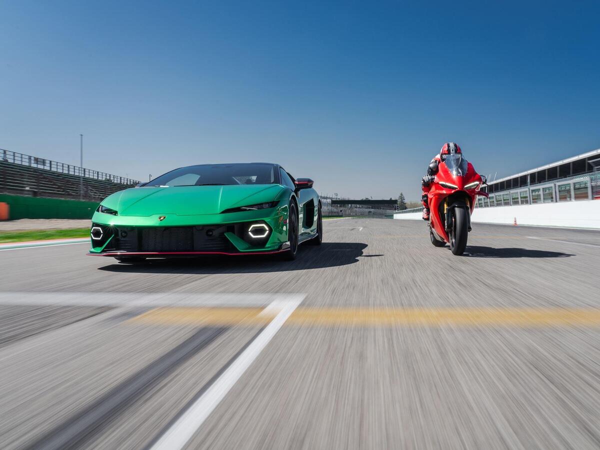 Lamborghini Temerario vs Ducati Panigale V4: sulla linea finale succede l'imprevisto