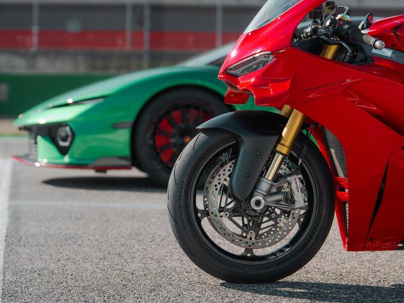 La Lamborghini Temerario schierata contro la Ducati Panigale V4S