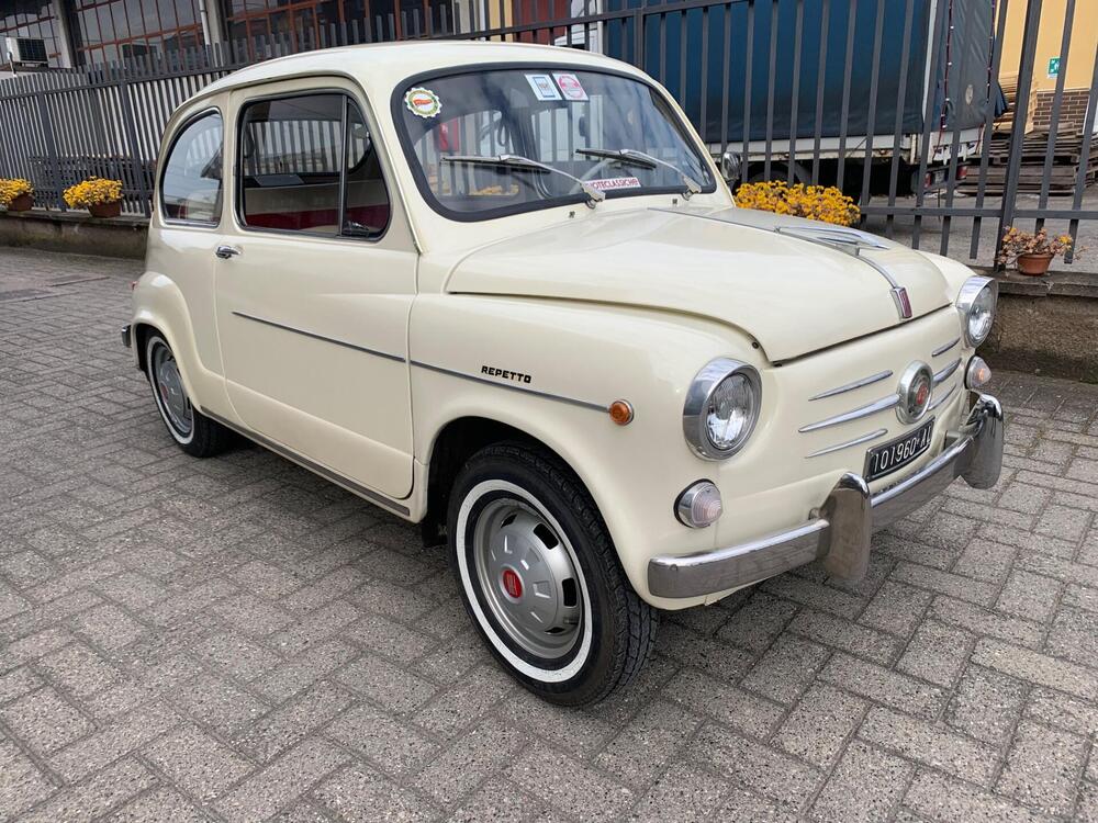 Fiat 600 d'epoca a Milano