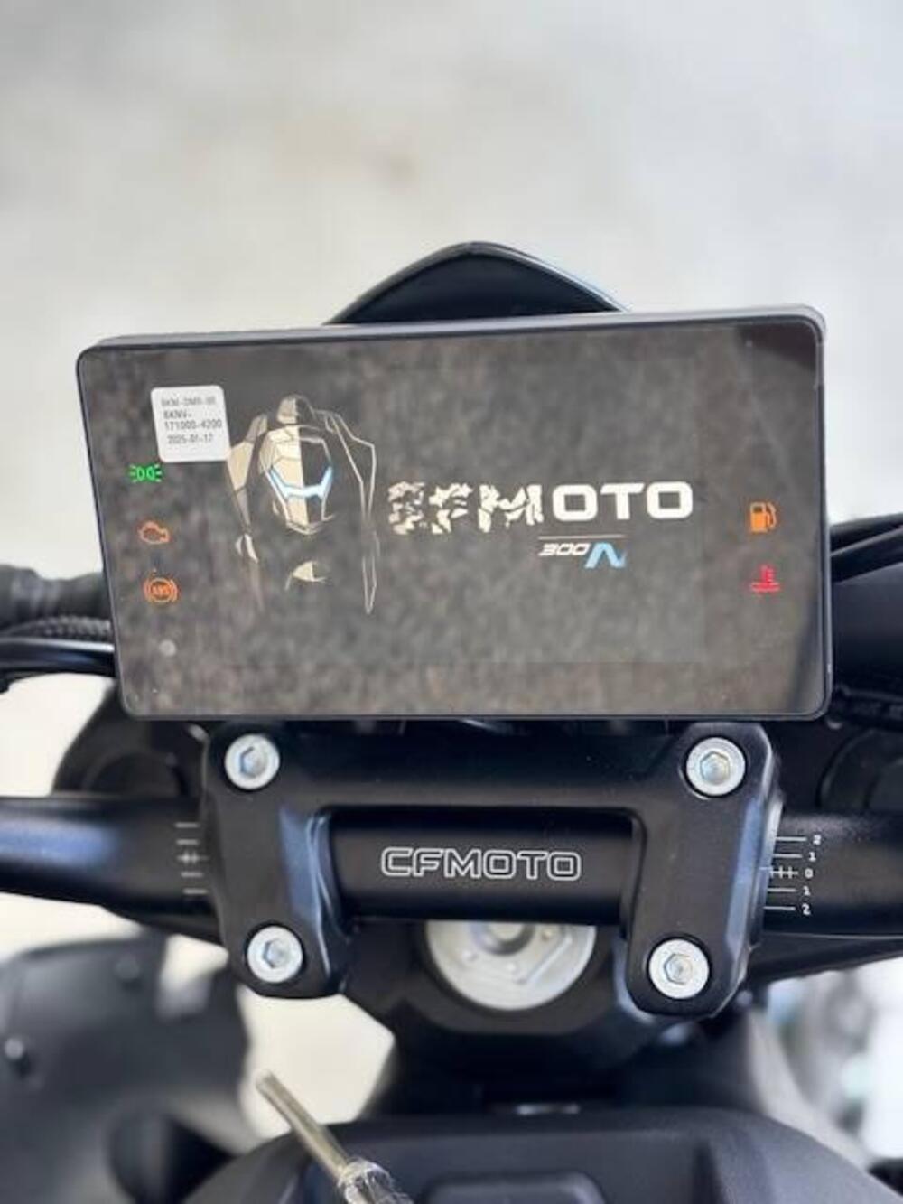 CFMOTO 300NK (2021 - 26) (12)