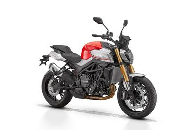QJMotor SRK 900: cresce in tutto