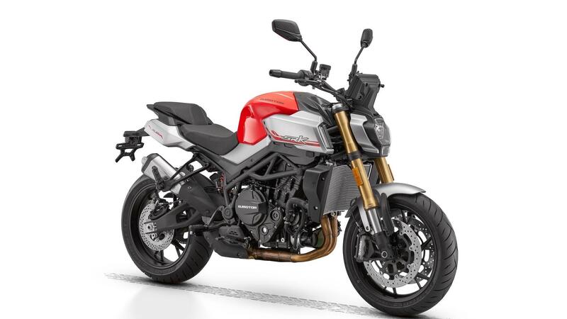 QJMotor SRK 900: cresce in tutto