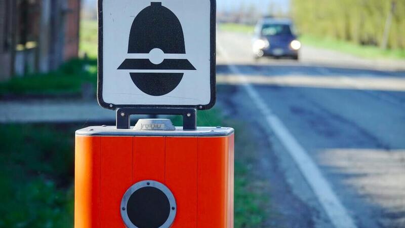 Galatina, colpi di fucile contro l&rsquo;autovelox sulla statale 101: torna l&rsquo;allarme vandalismo