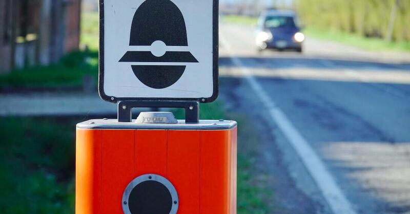 Galatina, colpi di fucile contro l&rsquo;autovelox sulla statale 101: torna l&rsquo;allarme vandalismo