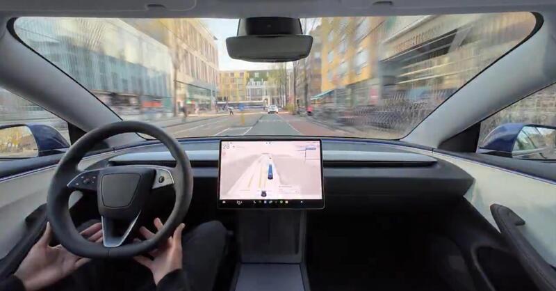 Tesla: la prova a Parigi del Full Self-Driving sotto l&#039;Arco di Trionfo
