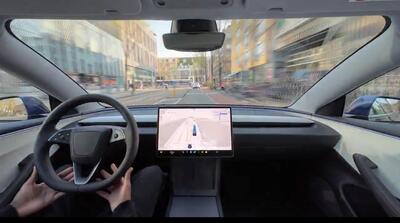 Tesla: la prova a Parigi del Full Self-Driving sotto l'Arco di Trionfo