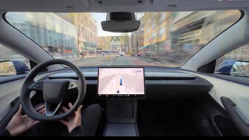 Tesla: la prova a Parigi del Full Self-Driving sotto l&#039;Arco di Trionfo