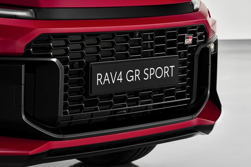 Toyota RAV4 GR SPORT: la griglia anteriore