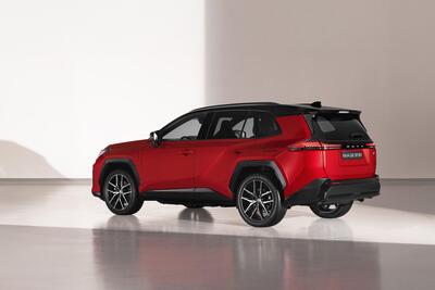 Toyota RAV4 2025: nulla &egrave; come prima, ecco la sesta generazione con la GR SPORT