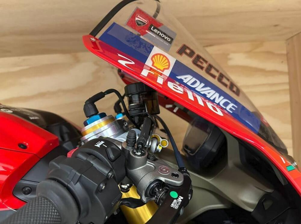 Ducati Panigale V4 Bagnaia 2023 World Champion Replica (2024) (5)