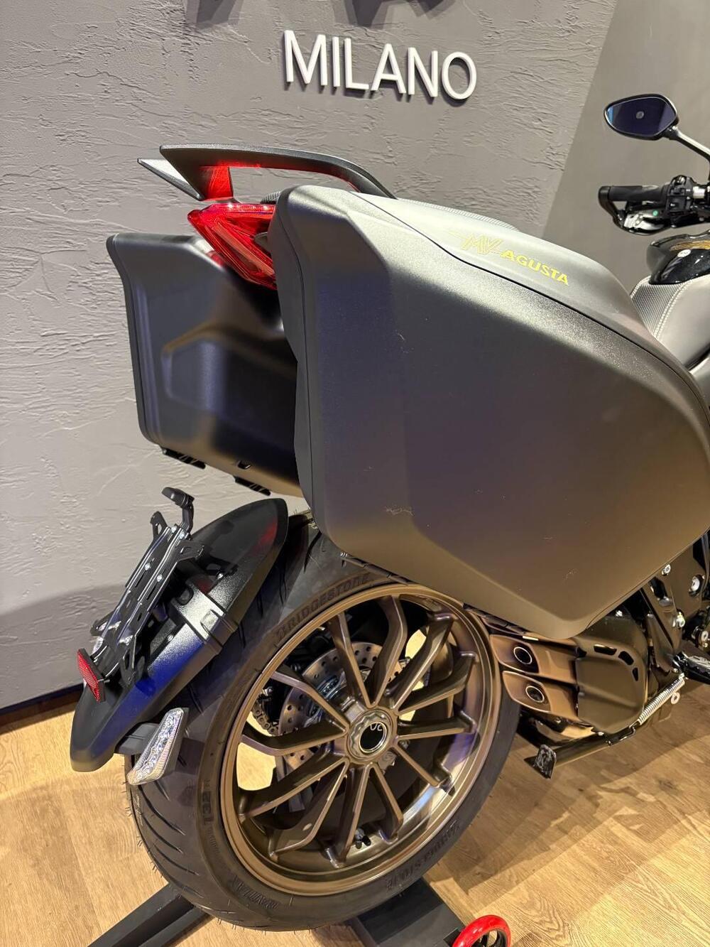 MV Agusta Turismo Veloce 800 Lusso SCS (2021 - 25) (4)