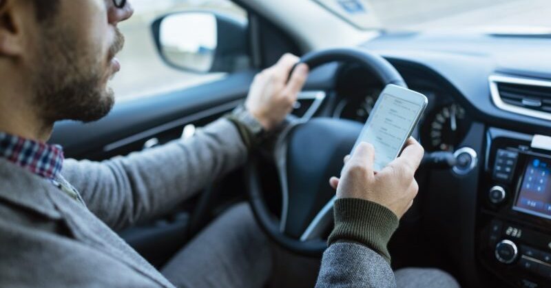 Il cellulare alla guida pu&ograve; invalidare l&rsquo;assicurazione auto: ora&nbsp;&egrave;&nbsp;ufficiale